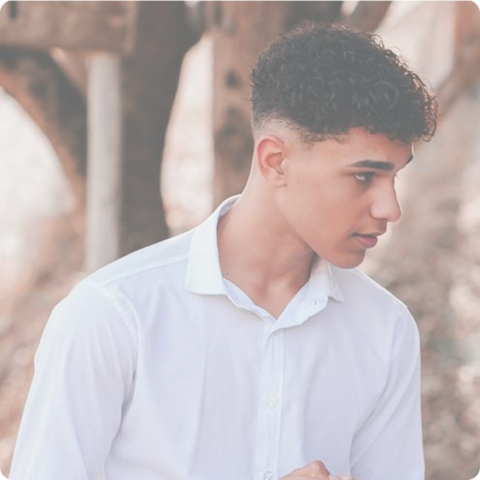 Foto minha com camisa social branca olhando para a direita