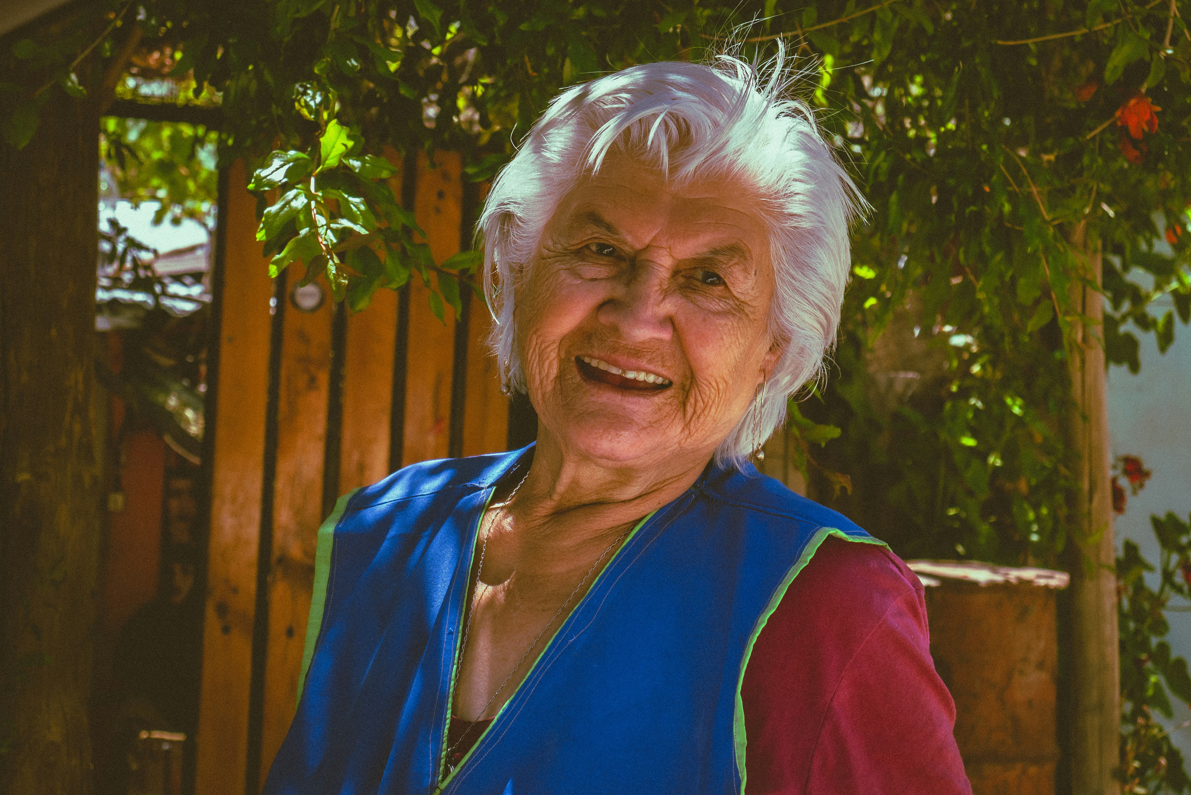 Imagem de uma senhora com uma frase homenageando-a